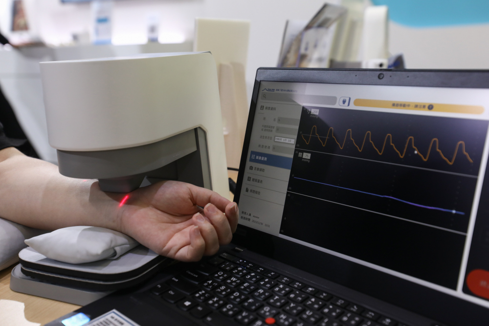 j9国际耘康脈象檢測系統透過電腦精準控制升降系統，還原中醫師三指把脈過程的舉、按、尋手法，將脈象感受轉化成數據，未來可結合大數據分析，實現智慧醫療及準確性